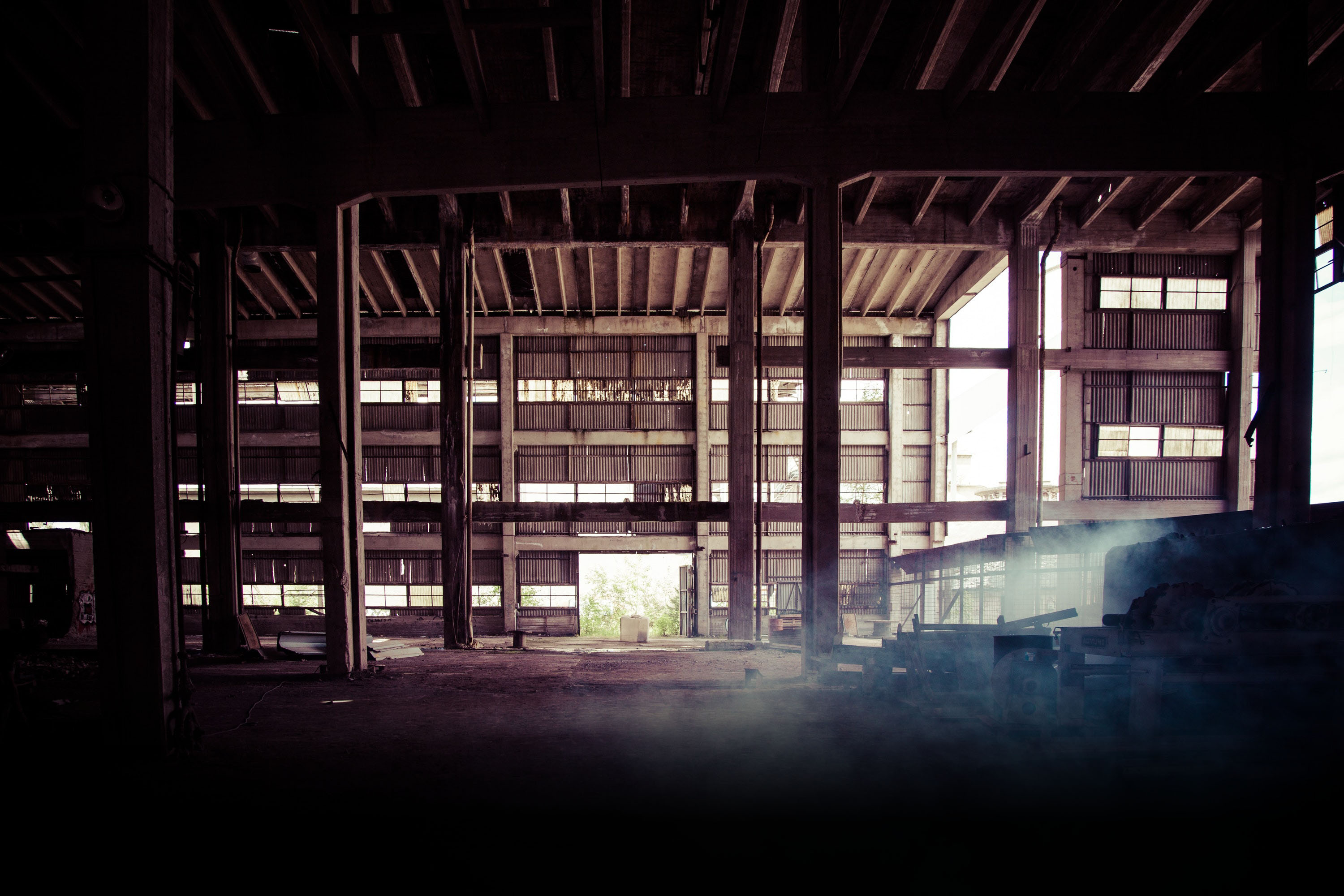Een foto van een oude fabriekshal waar veel metaal te zien op is